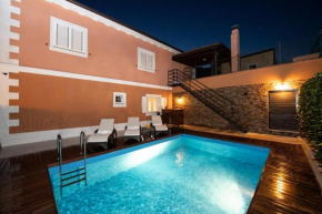 New elegant villa with pool, quiet area, close to the beach